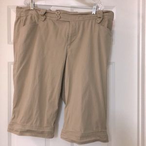 Venezia Cotton Crops W/Cute Button & Cuff Details Plus 20 Great Condition